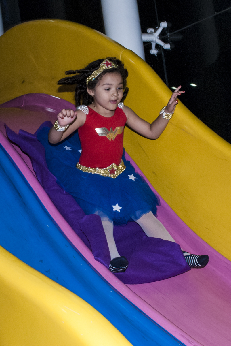 descendo o escorregador com as amigas