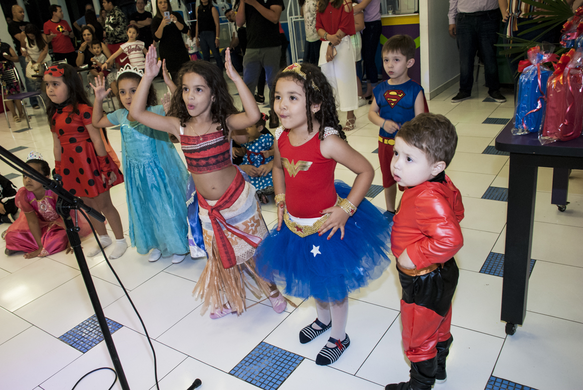 As crianças curtem a balada