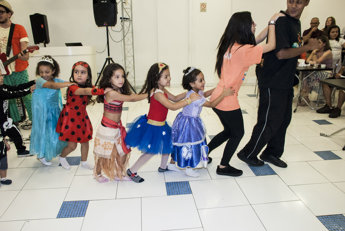 brincando de trenzinho