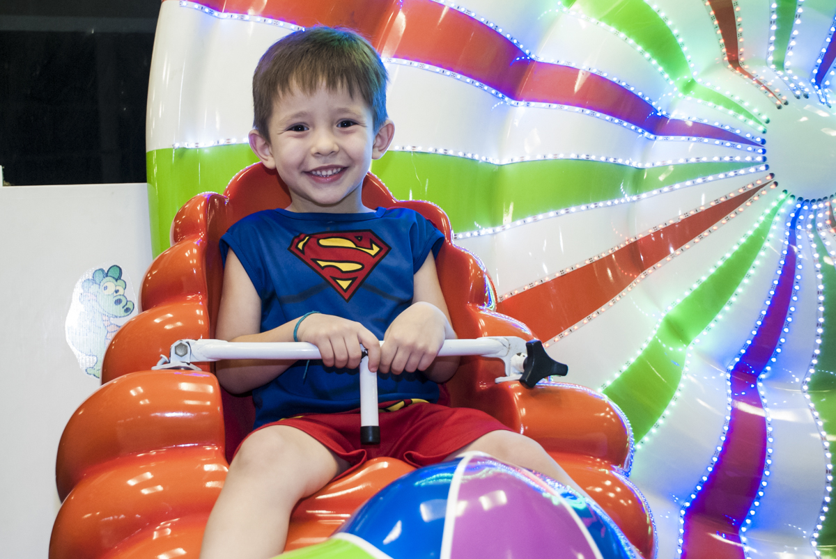 O amigo curte o carrossel