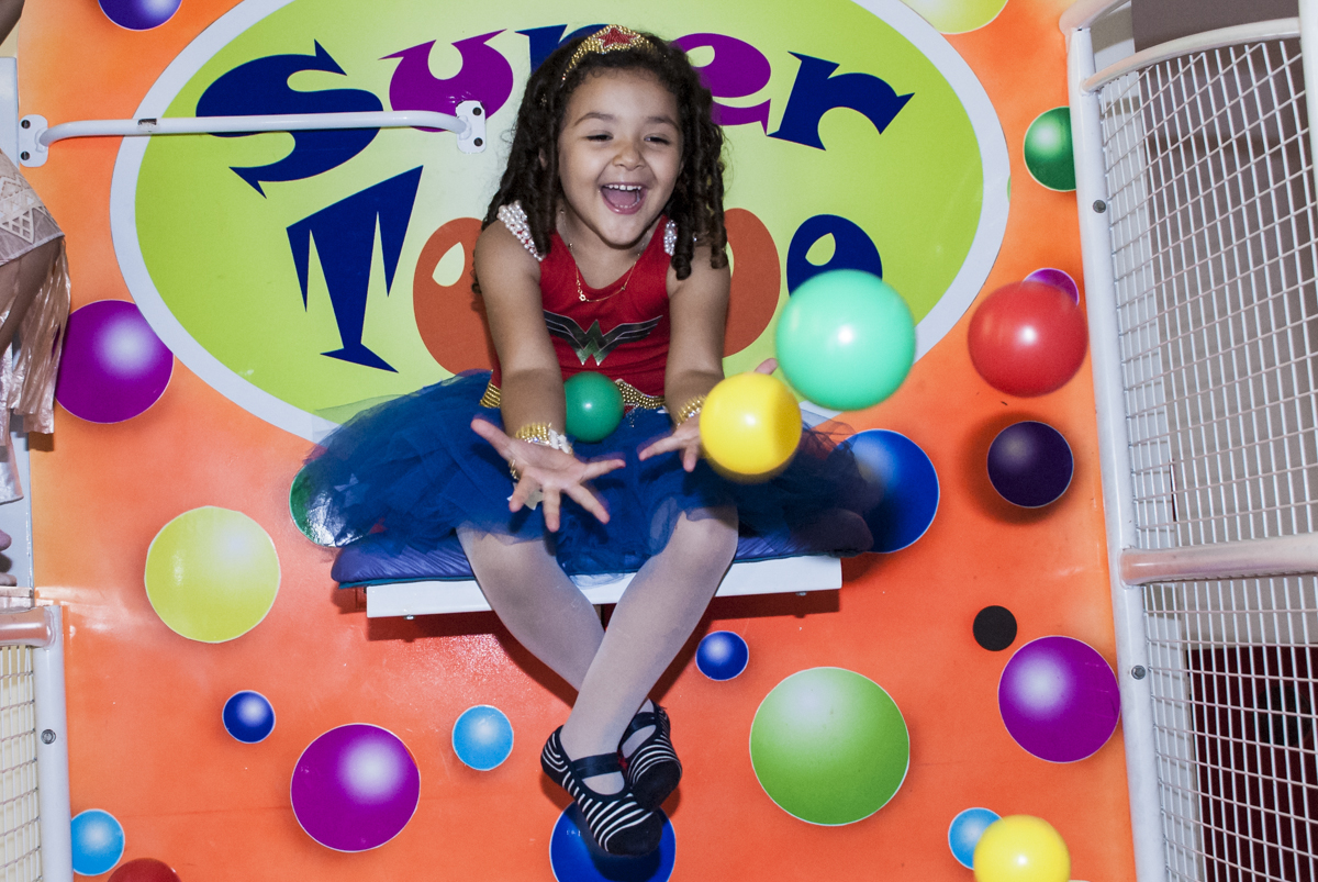 tentando agarrar as bolinhas no tombo legal