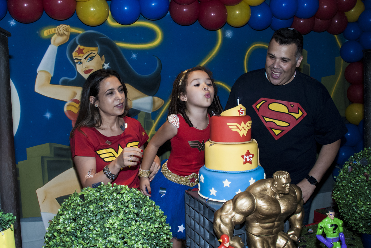 soprando a vela do  bolo