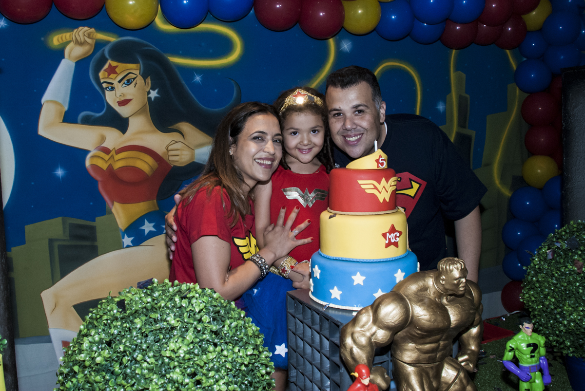 foto com da família na mesa do bolo