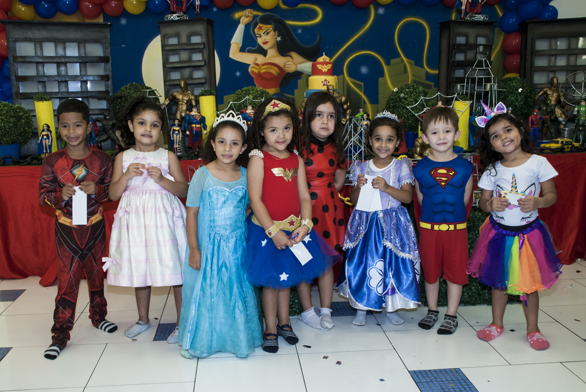 final da festa com fotos com as convidadas