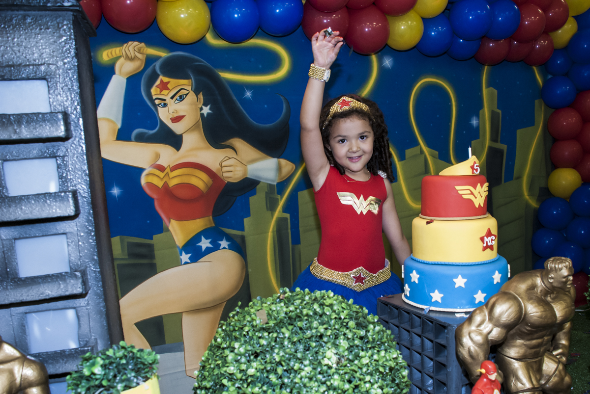 pose da personagem mulher maravilha