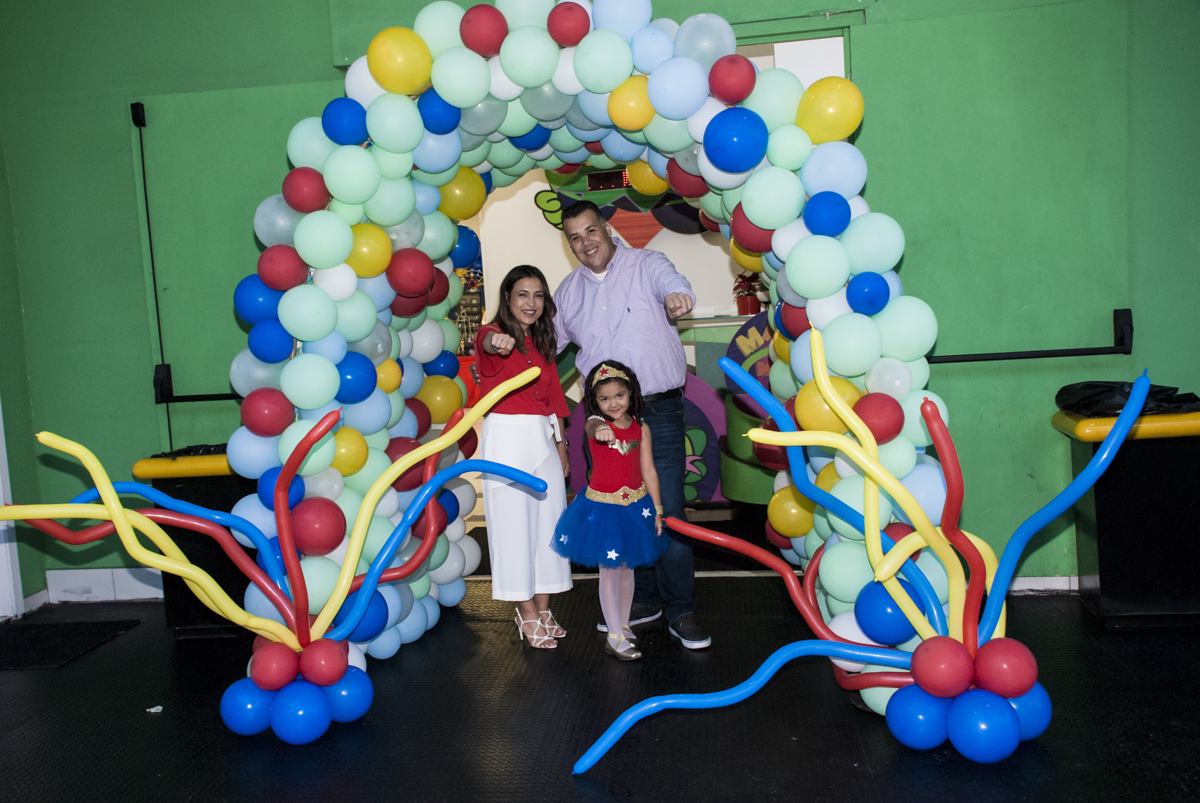 fotografia da família no arco de bexigas