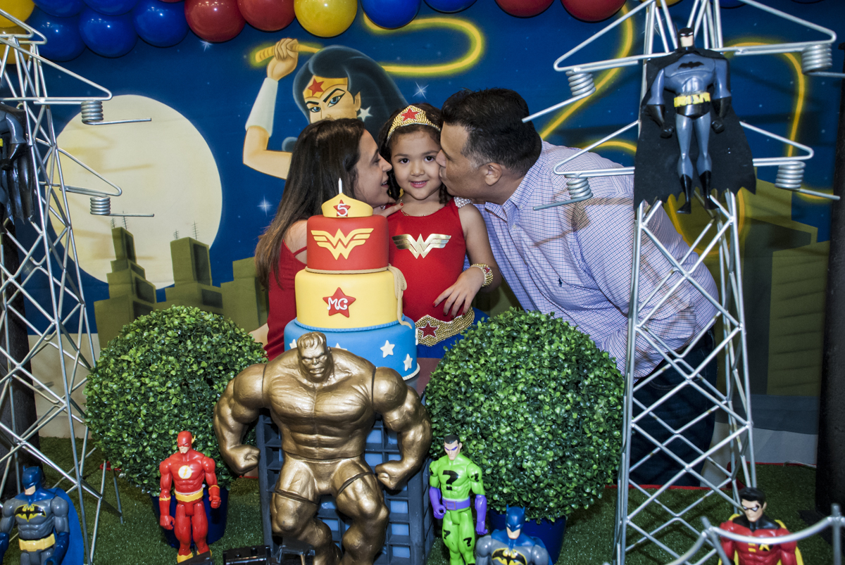 beijo sanduiche na aniversariante