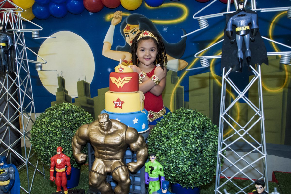 posando para a foto fantasiada de mulher maravilha