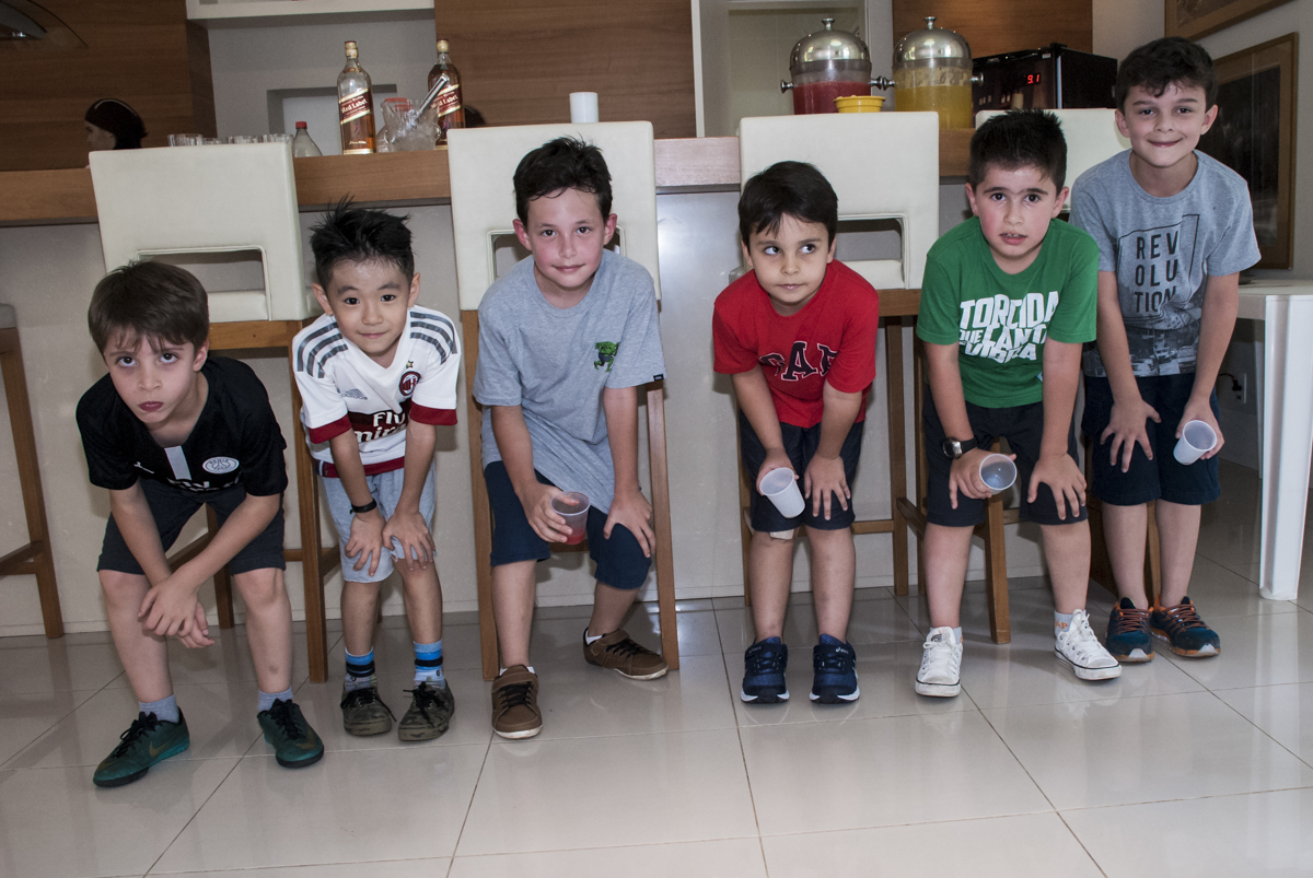 Os amigos fazem fotos juntos