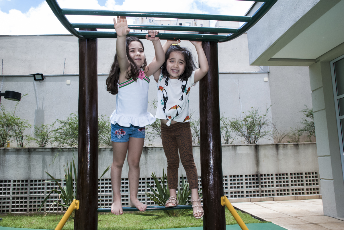 brincando no play ground