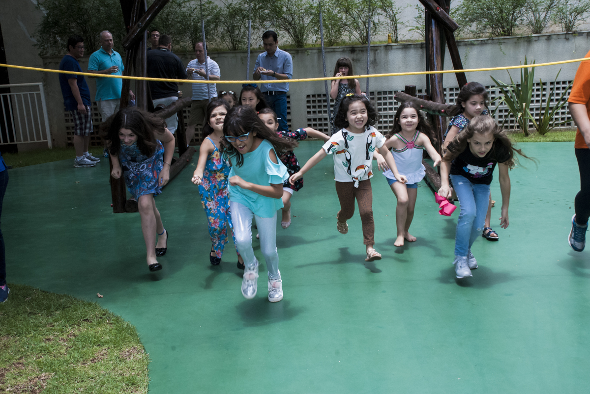 divertido as brincadeiras com as crianças