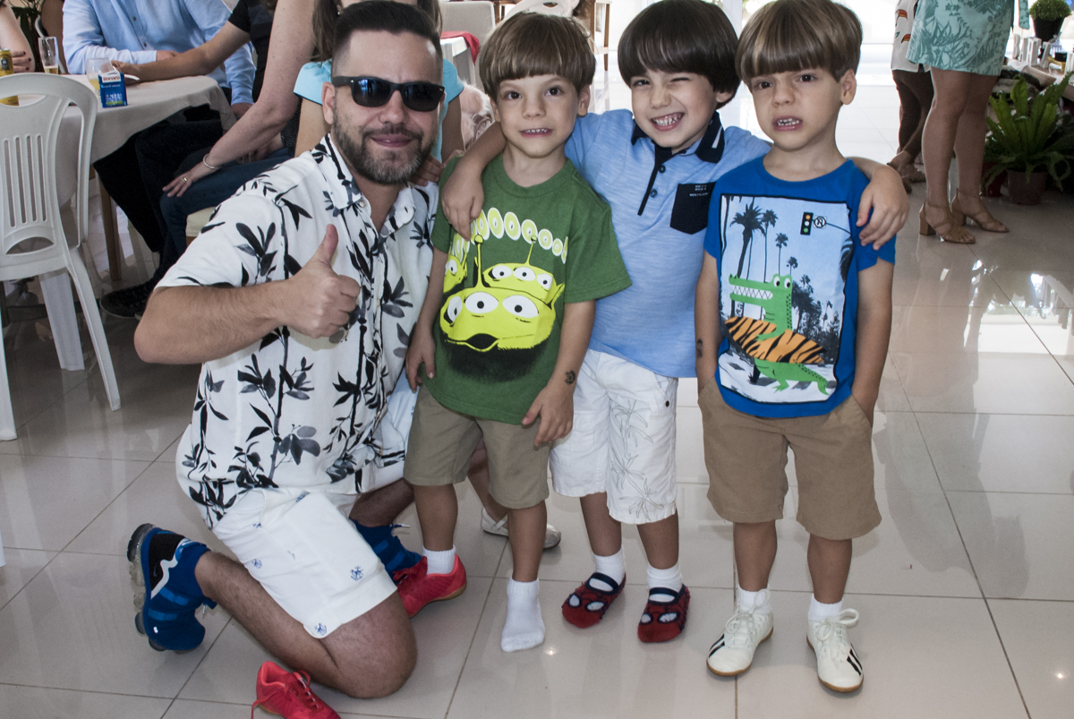 Os meninos fazem fotos com o tio