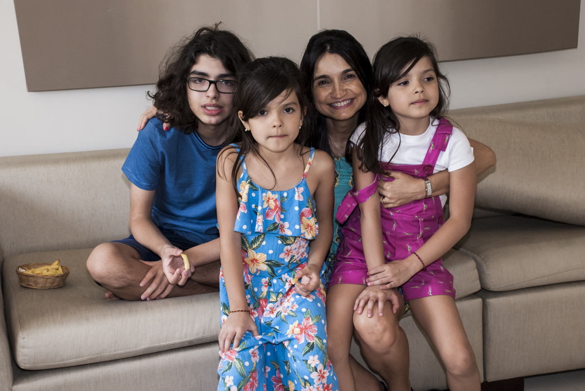 mãe e os filhos juntos