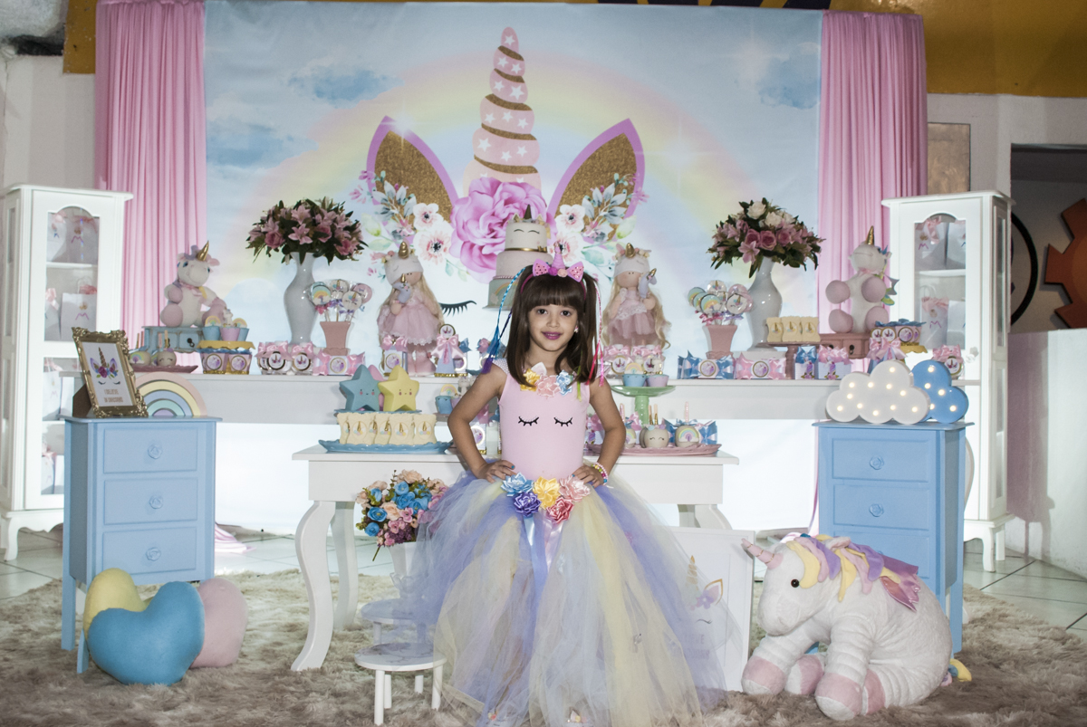 posando para a foto na mesa temática