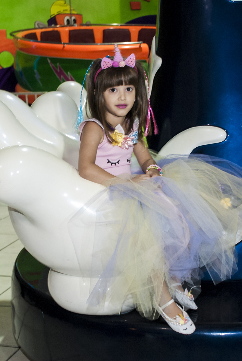 brincando no carrosel na mão do mickey