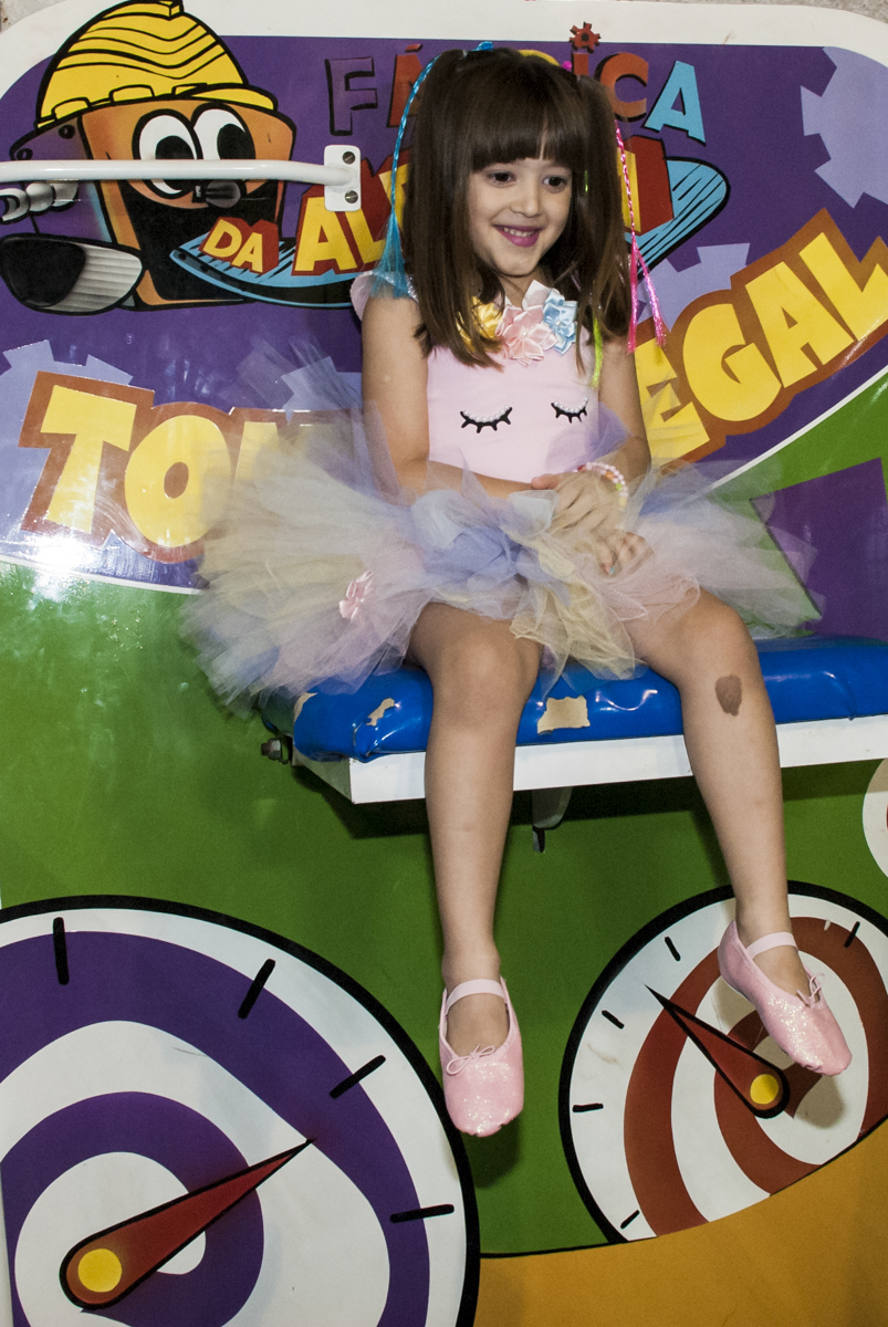 preparando para cair do brinquedo do tombo legal