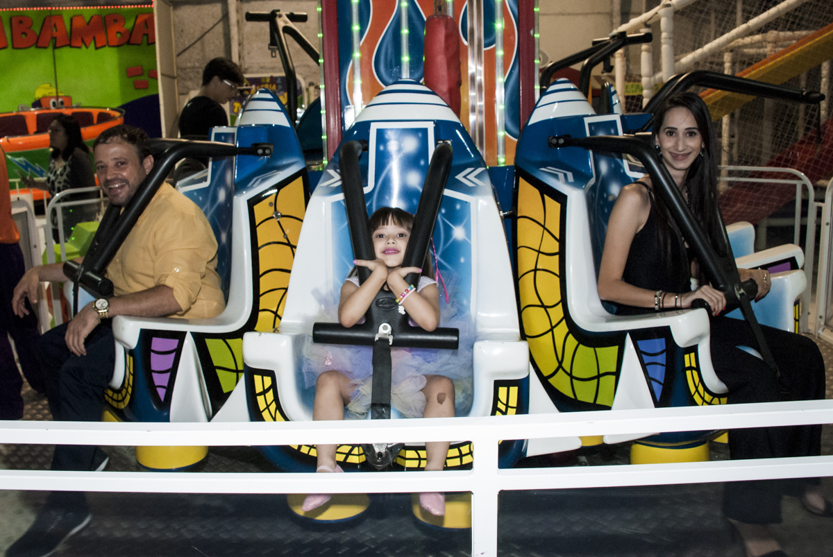 diversão no brinquedo elevador