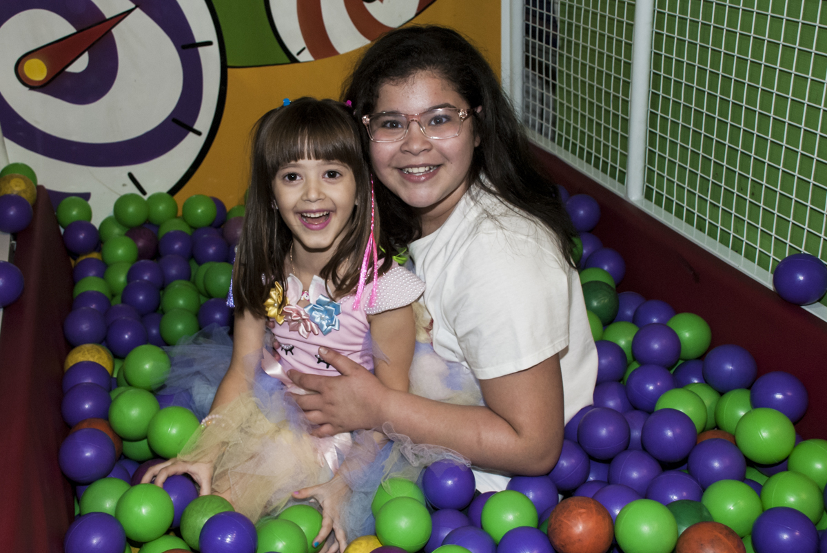 brincando na piscina de bolinhas com a amiga