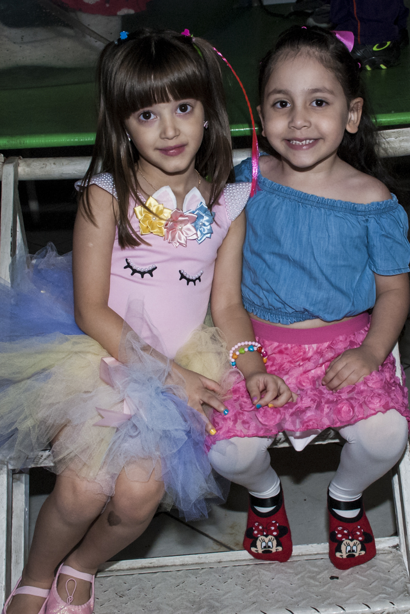 junta as amigas sentadas no banco