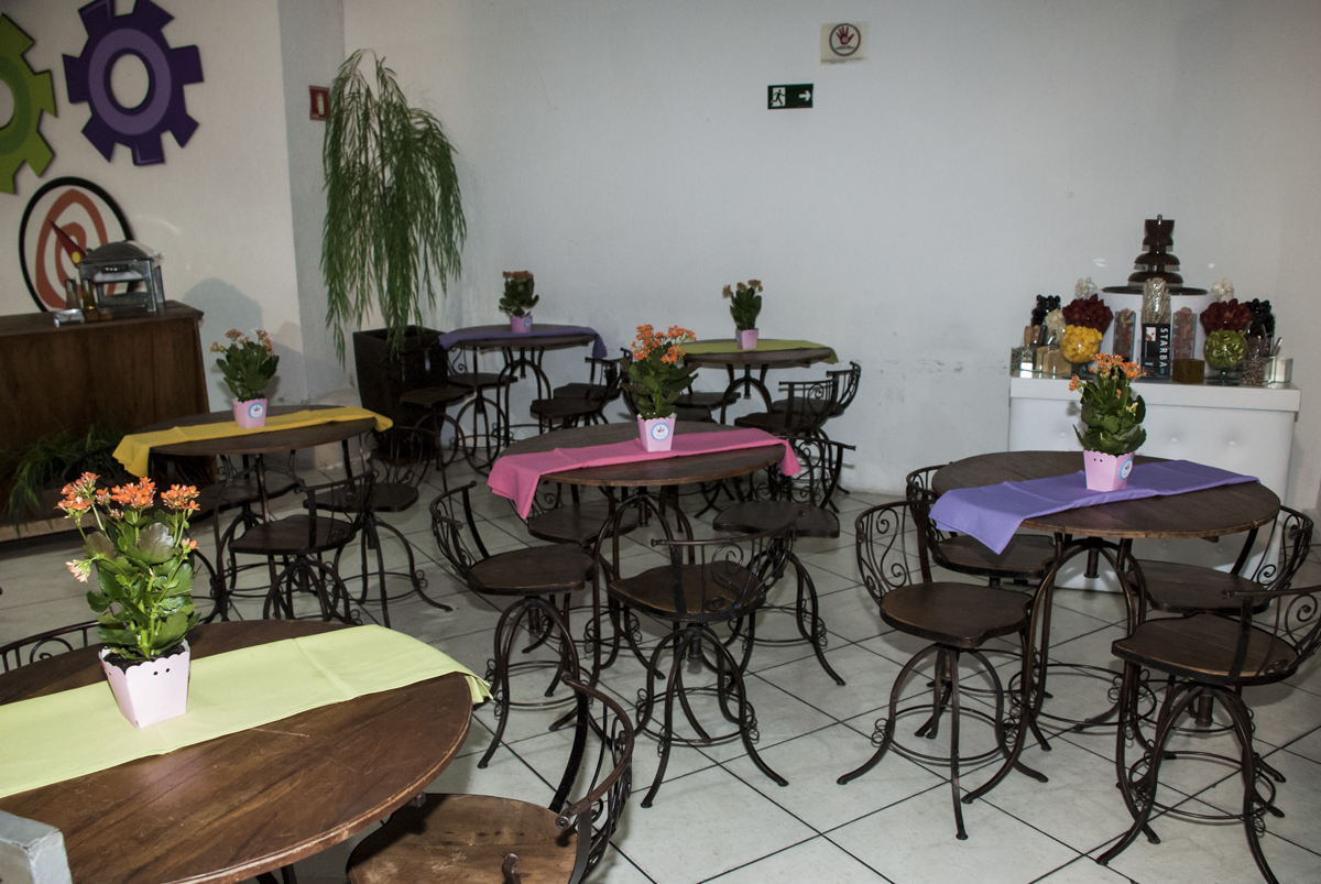 mesas do salão da festa com vasos de flores naturais