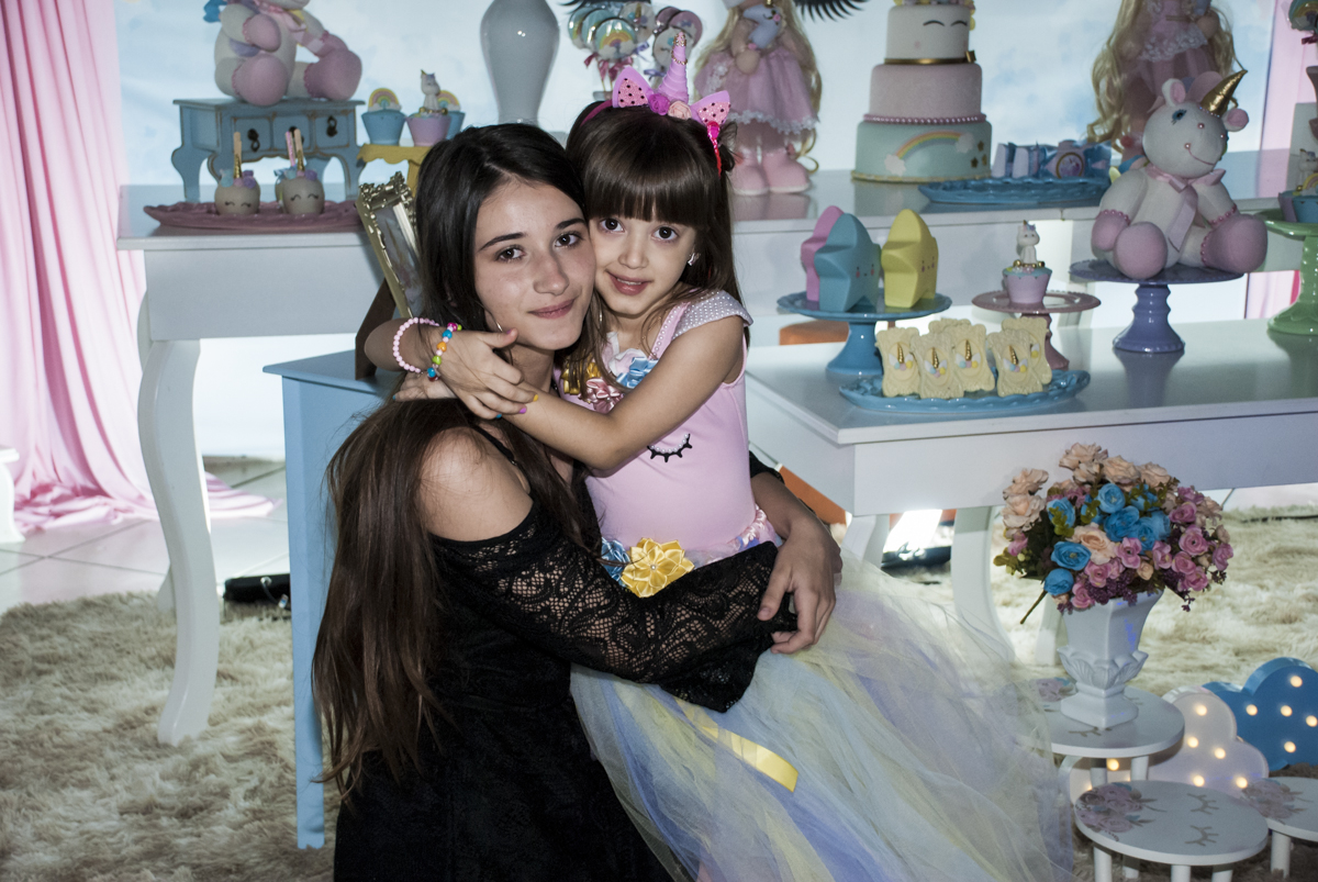 abraço na convidada