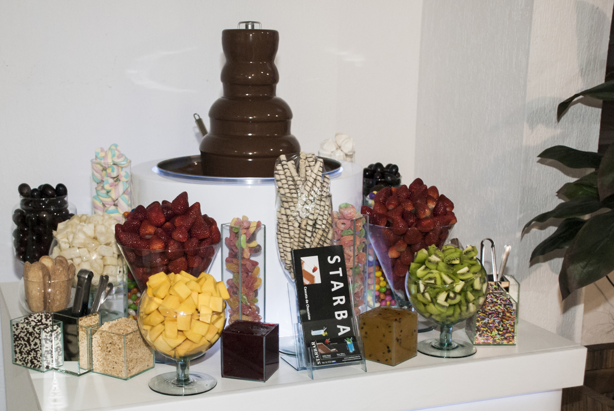 mesa de frutas e chocolates