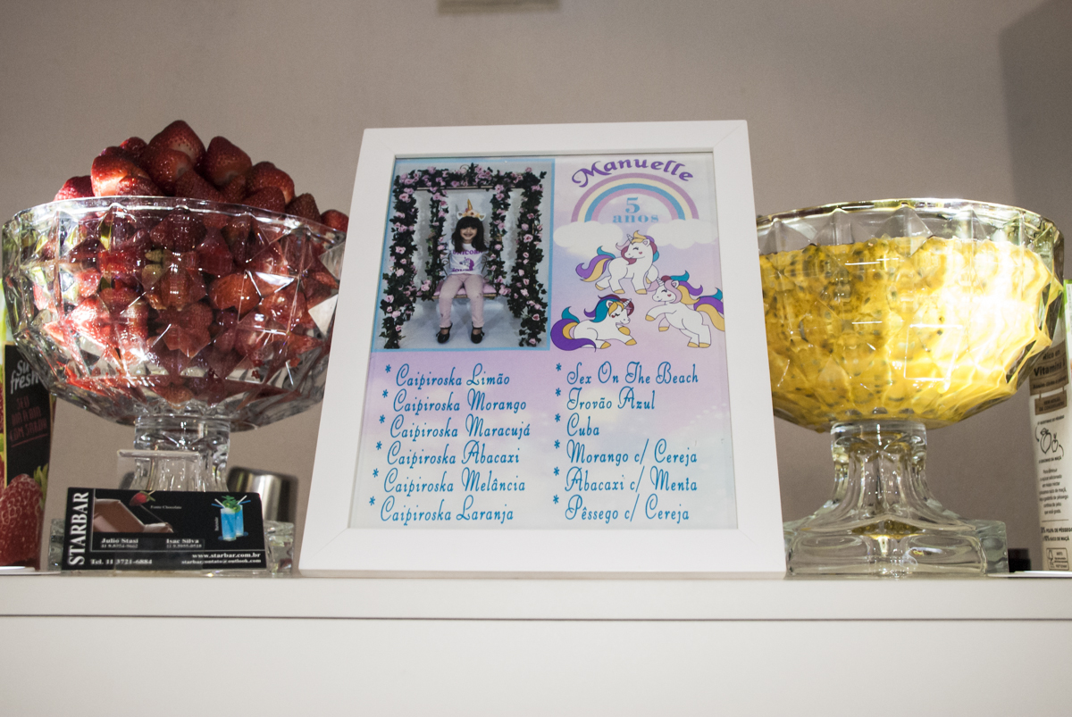 detalhe da mesa com o cardápio