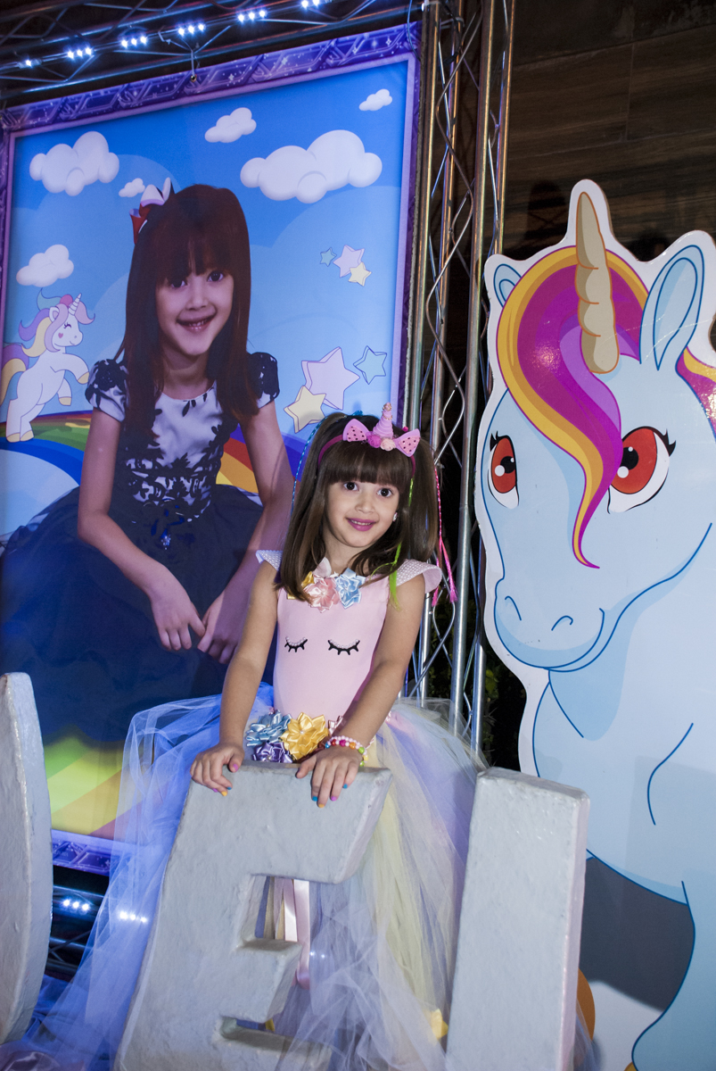 vestida de de Unicórnio no banner digital