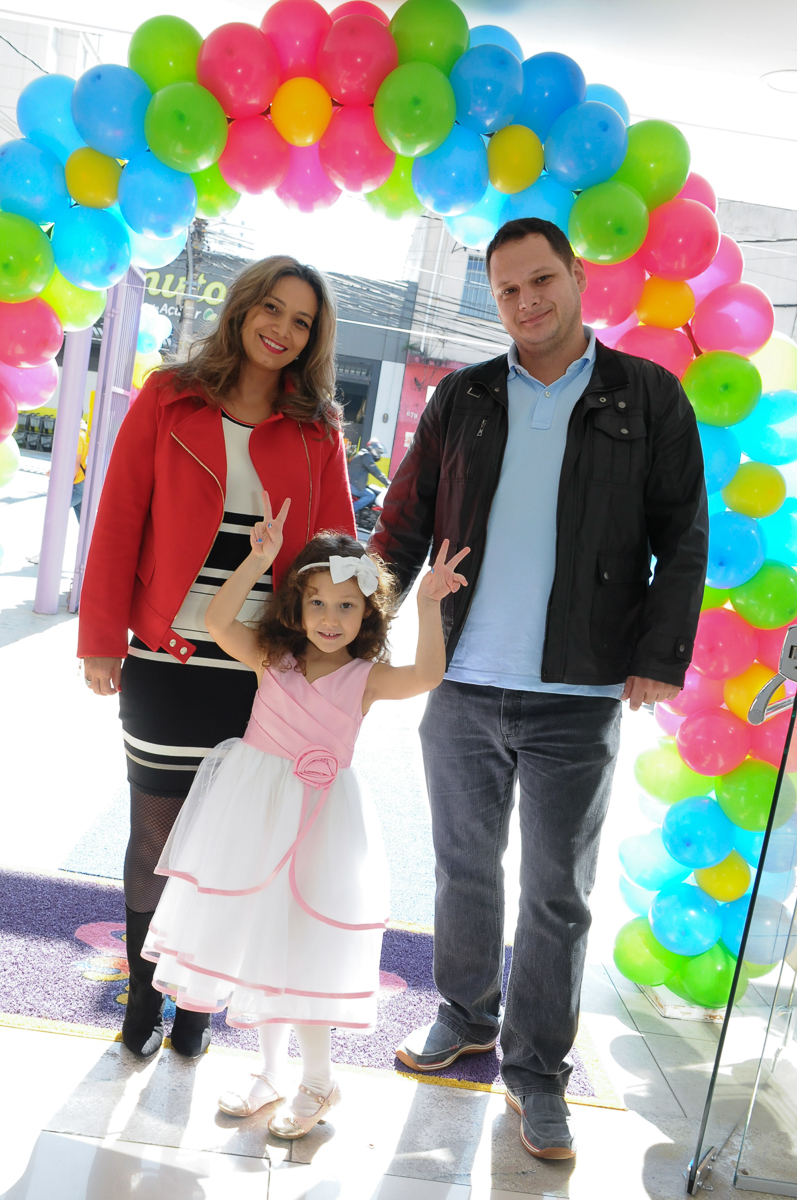 foto da família no arco de bexiga Buffet Magic Joy