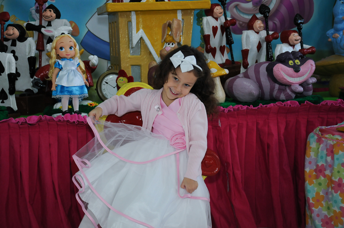 Foto da aniversariante na mesa Alice no País no Buffet Magic Joy