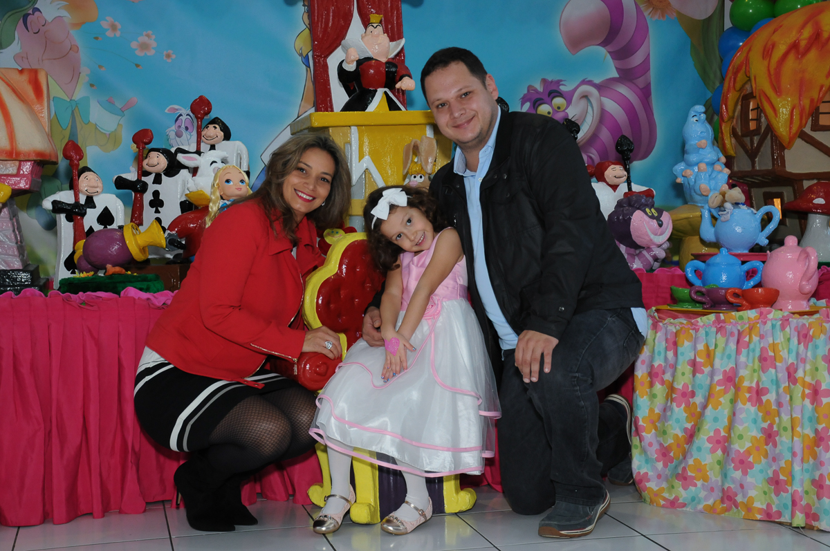 Foto da família na mesa Alice no País das Maravilhas no Buffet Magic Joy
