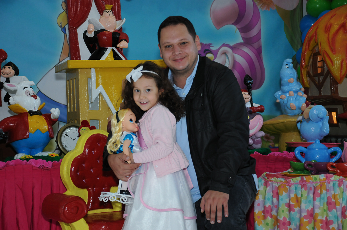 Foto da aniversariante com o pai mesa Alice no País das Maravilhas no Buffet Magic Joy