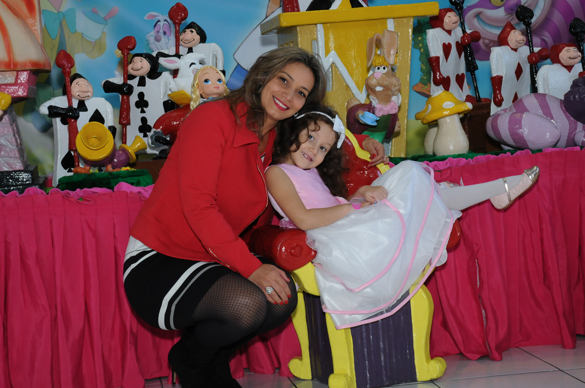 Foto da aniversariante com a mãe na mesa Alice no País das Maravilhas no Buffet Magic Joy