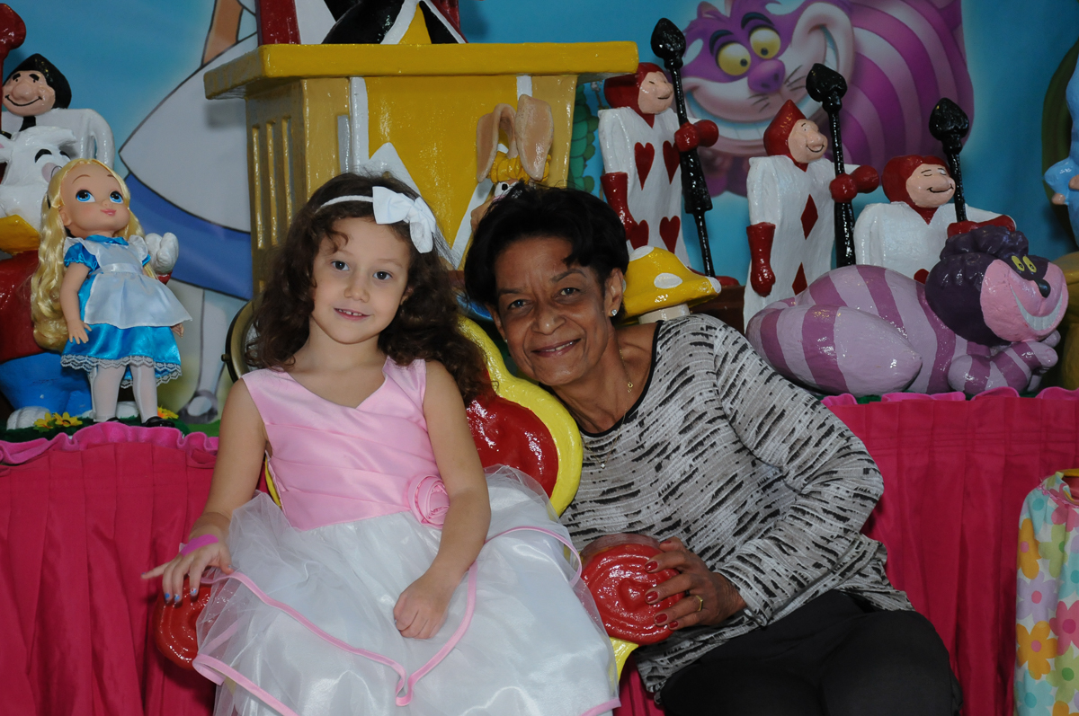Foto da aniversariante com a vó na mesa Alice no País das Maravilhas no Buffet Magic Joy