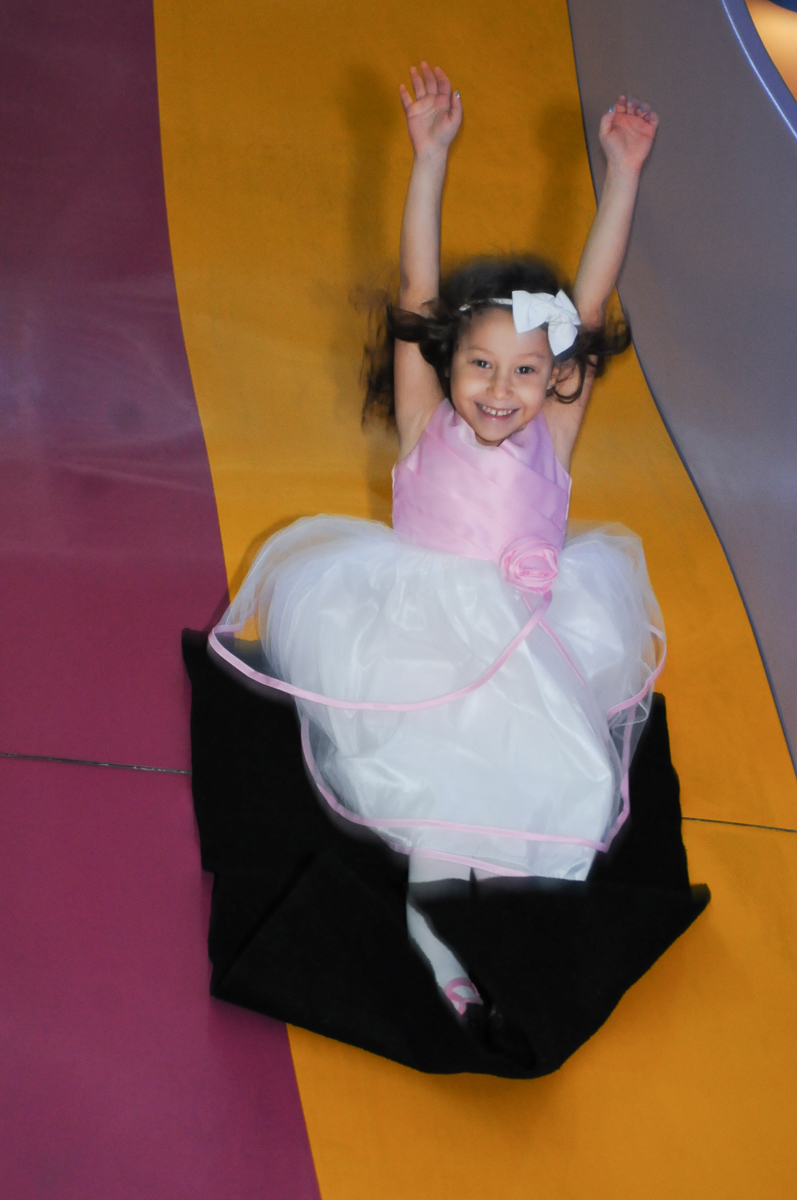 Foto da aniversariante no escorregador no buffet Magic Joy