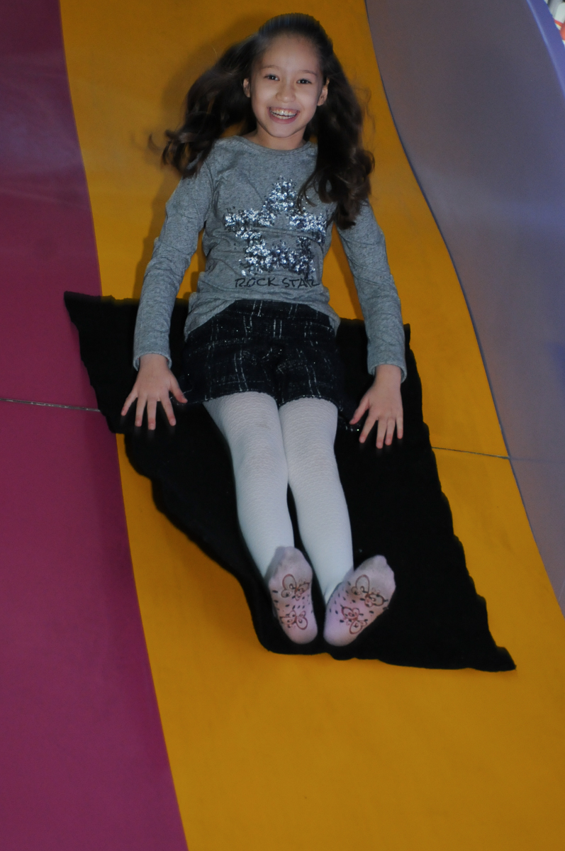 Foto da irmã da aniversariante no escorregador no Buffet Magic Joy