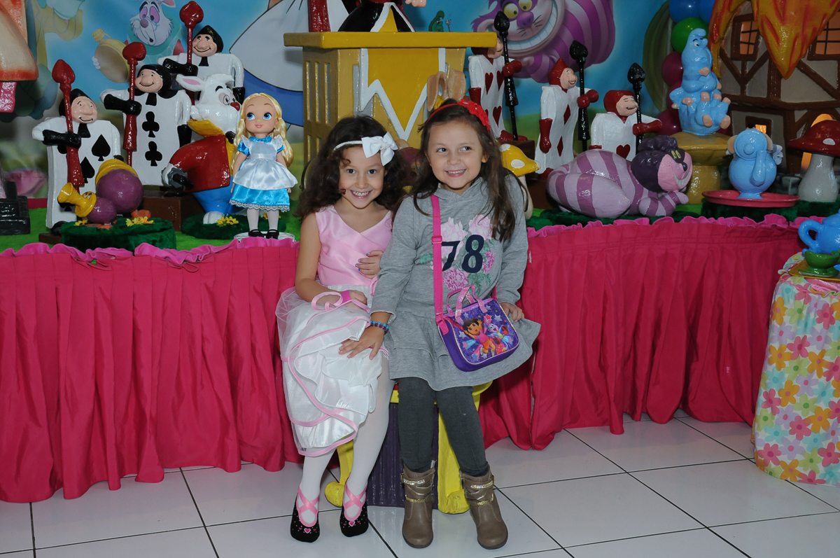 Foto da aniversariante e amiguinha na mesa Alice no País das maravilhas no Buffet Magic Joy