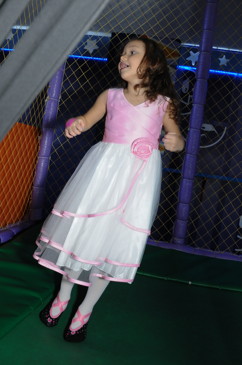 Foto da aniversariante no pula pula no Buffet Magic Joy