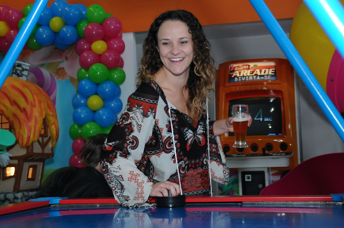 Fotografia mãe da amiguinha no brinquedo no Buffet Magic Joy