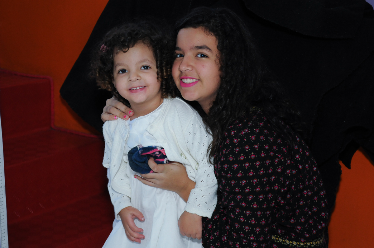 Fotografia da amiguinha com cupcake no buffet Magic Joy