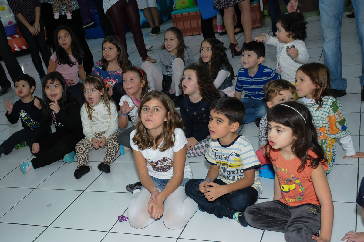 Fotografia das crianças assistindo teatrinho no Buffet Magic Joy