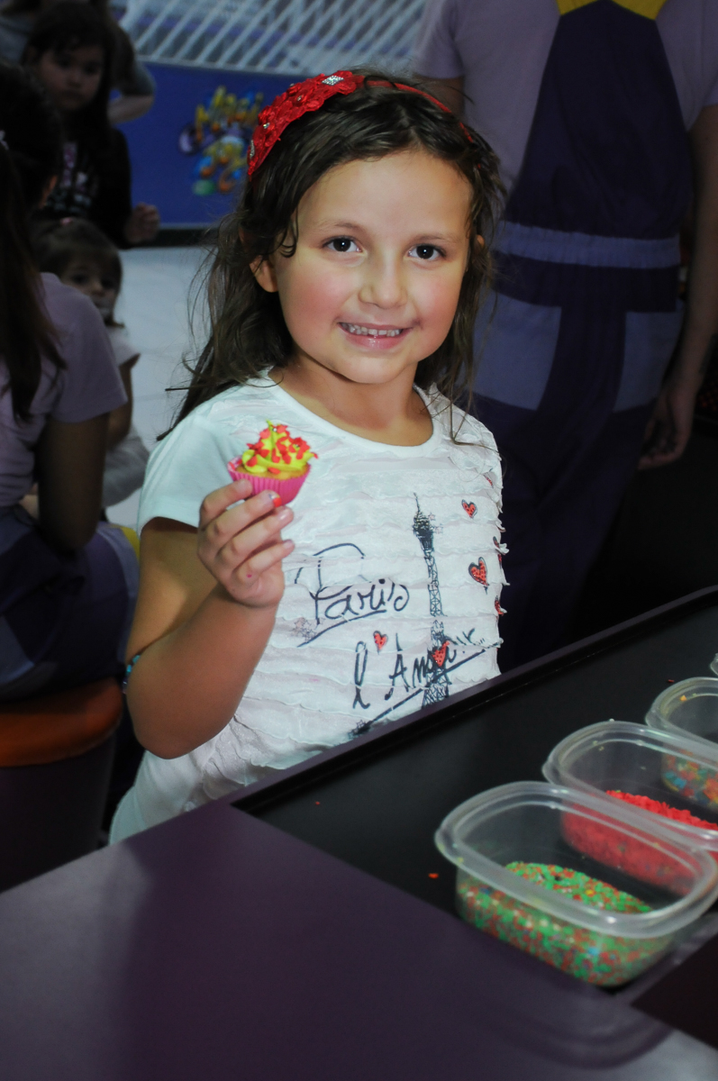 Fotografia com cupcake no Buffet Magic Joy