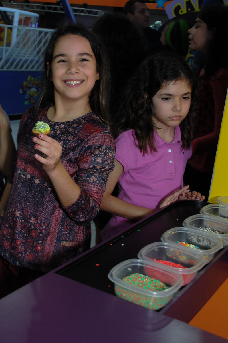 Fotografia com cupcke no Buffet Magic Joy