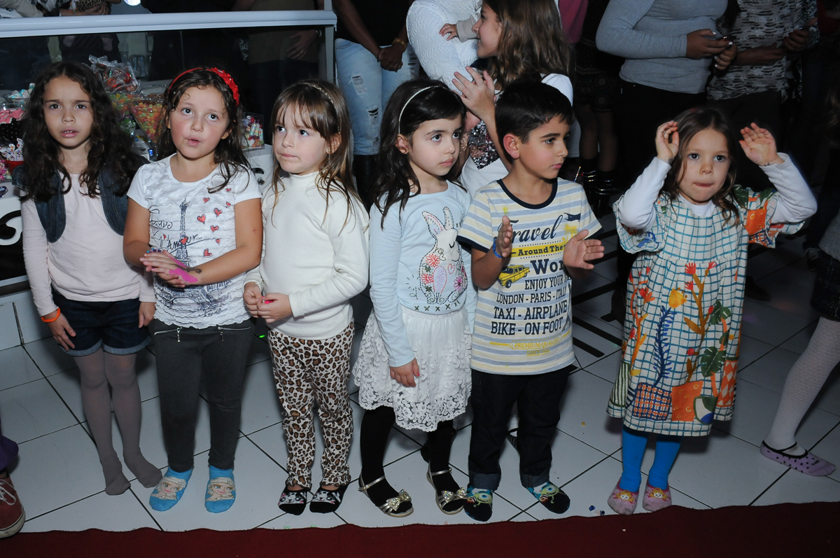 Fotografia em volta da mesa Alice no País das Maravilhas no Buffet Magic Joy