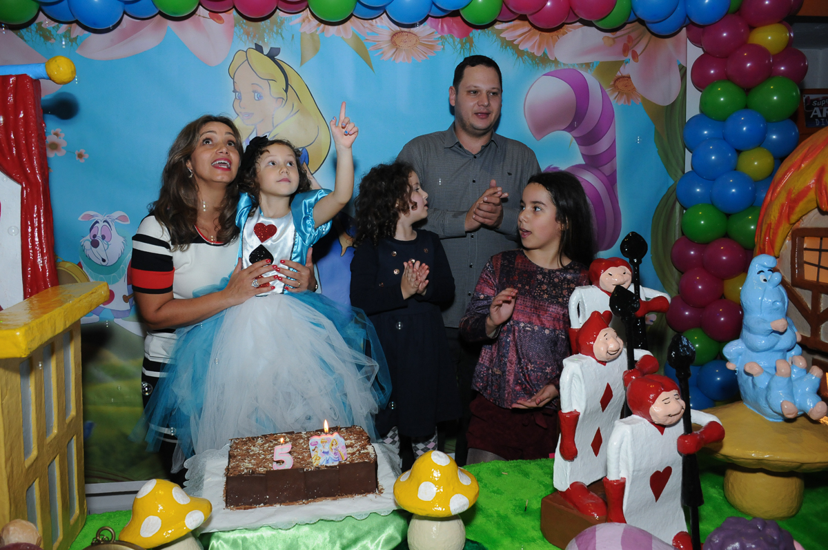 Fotografia dos amiguinhos na mesa do Parabéns no Buffet Magic Joy
