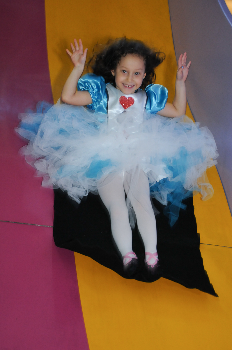 Fotografia da aniversariante no escorregador no Buffet Magic Joy