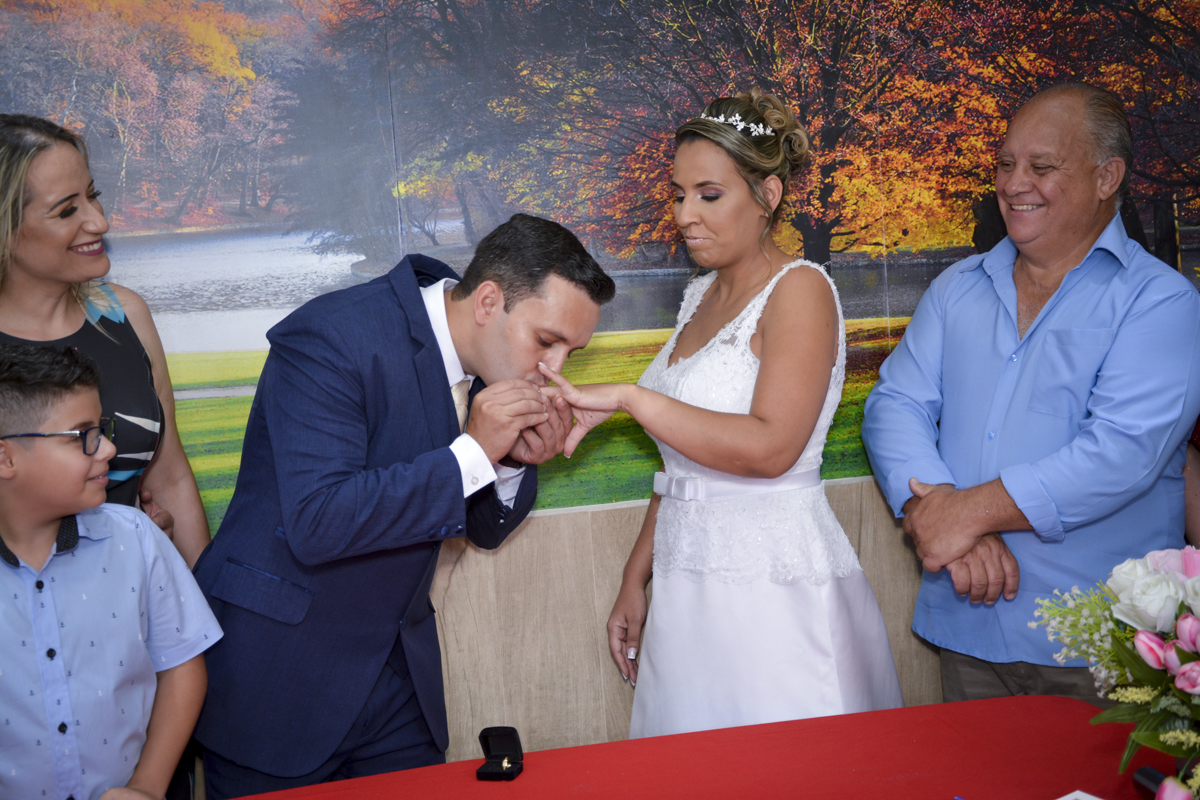 noivo beija a aliança