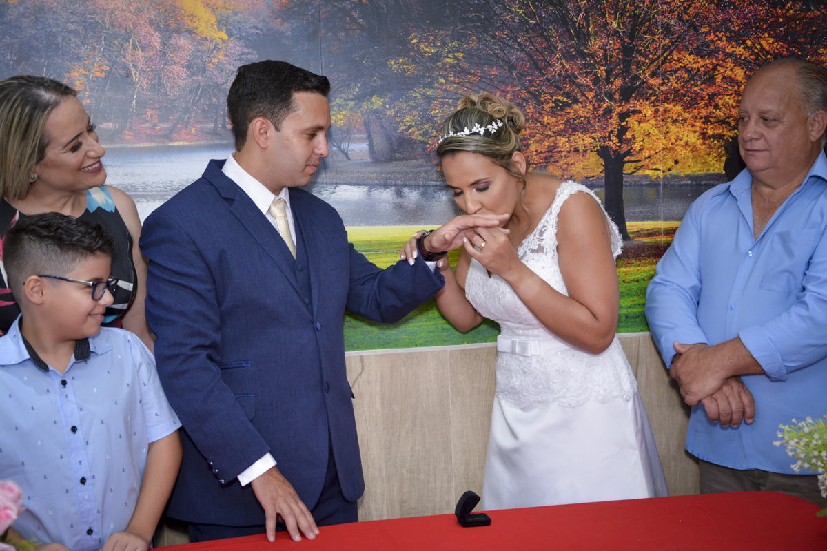 a  noiva beija a aliança