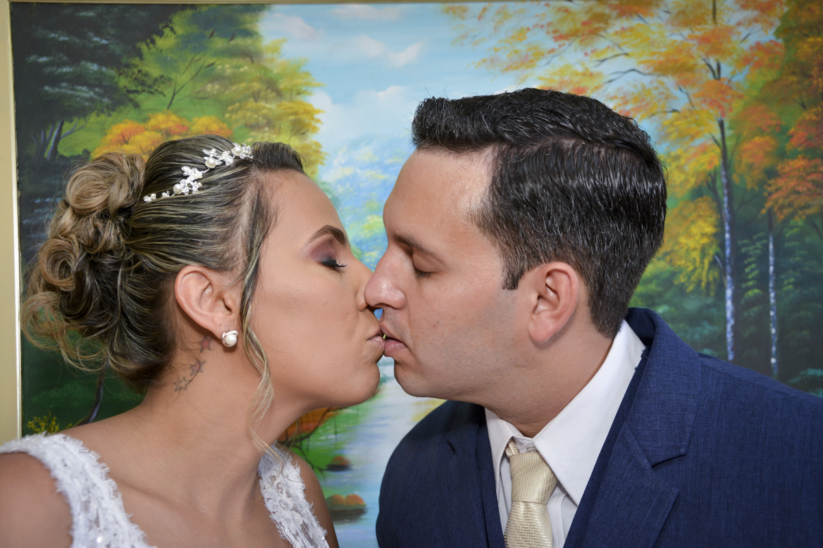 beijo carinhoso dos noivos