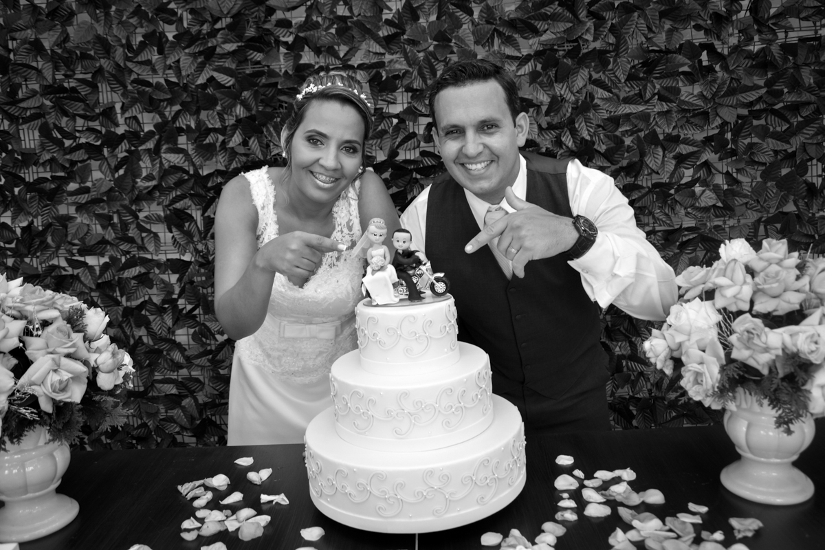 posando para a foto na mesa do bolo